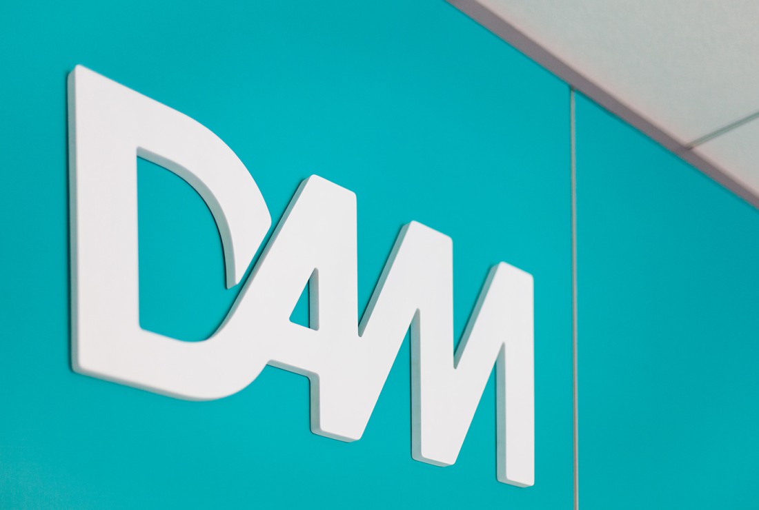 Diseño de identidad corporativa DAM - Branding para Depuración de Aguas del Mediterráneo - Diseño de interiores rotulación oficinas - Estudio de diseño gráfico en Valencia Pixelarte