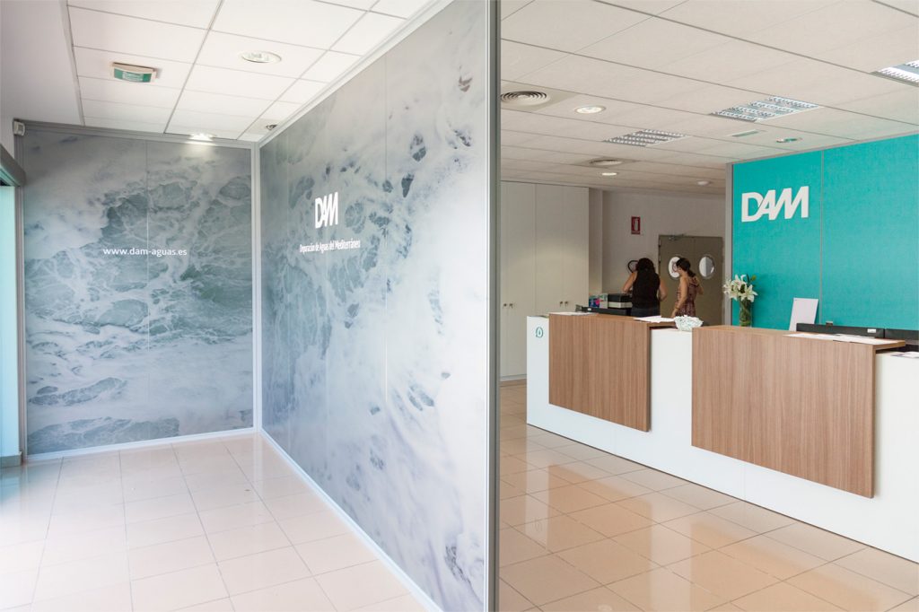 Diseño de identidad corporativa DAM - Branding para Depuración de Aguas del Mediterráneo - Diseño de interiores oficinas - Estudio de diseño gráfico en Valencia Pixelarte