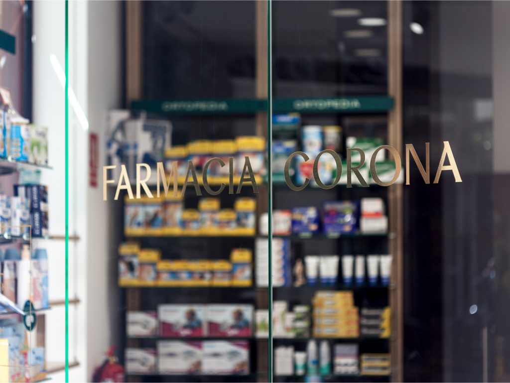 Diseño de identidad corporativa Farmacia Corona - Diseño de interior interiorismo - Pixelarte estudio de diseño Valencia