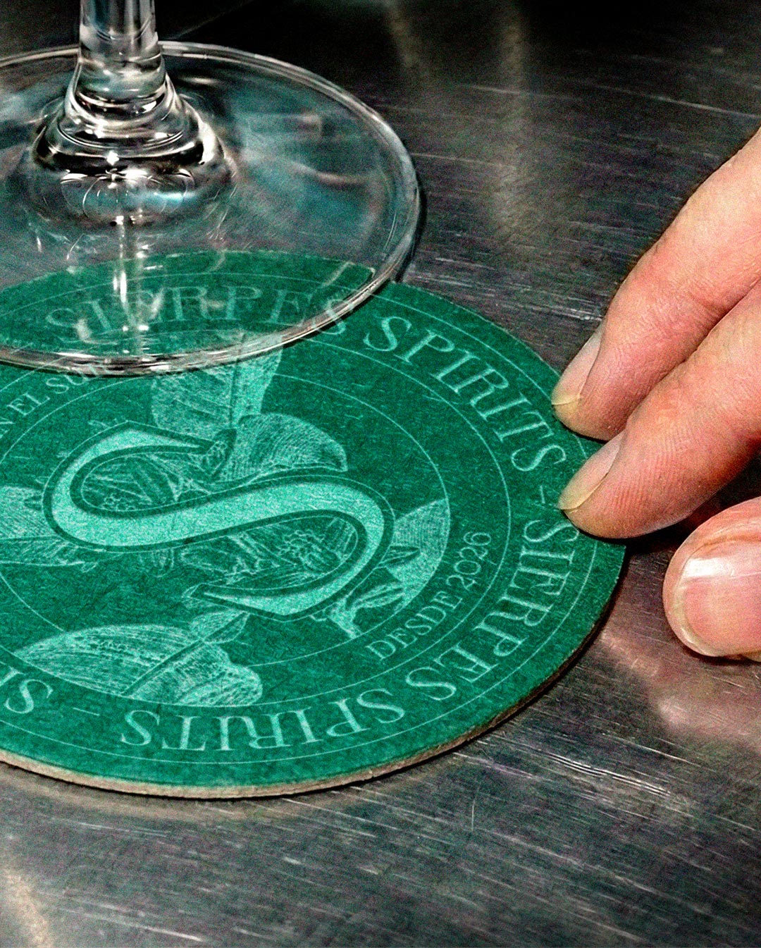 Pixelarte diseñadores gráficos - Diseño de etiquetas para ginebra -Sierpes Gin